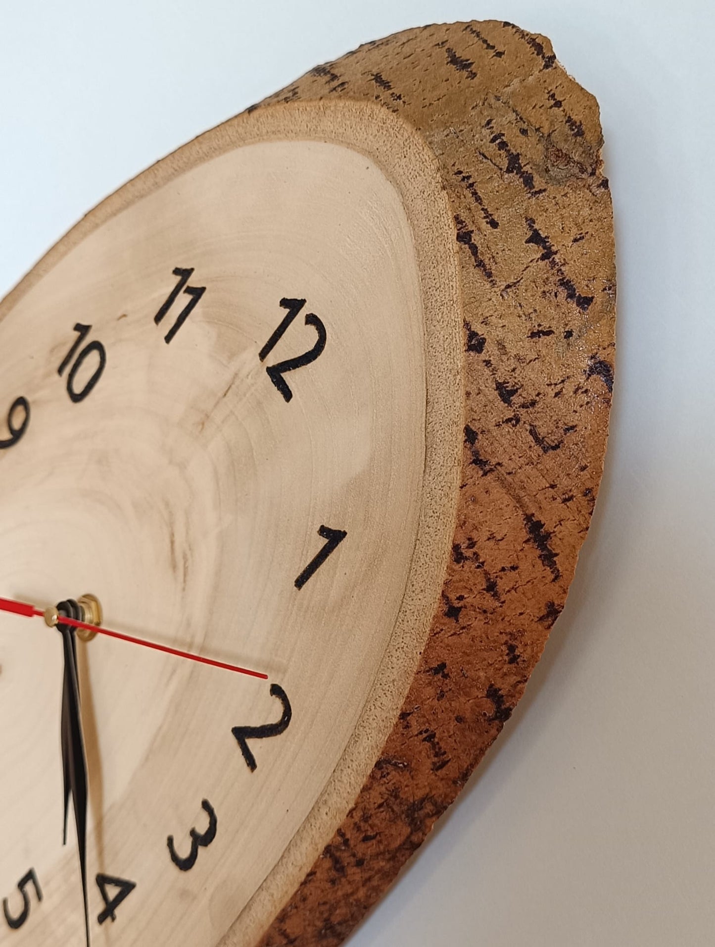 Dřevěné nástěnné hodiny "Jelen" s vygravírovaným motivem.