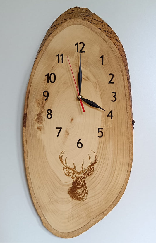 Dřevěné nástěnné hodiny "Jelen" s vygravírovaným motivem.