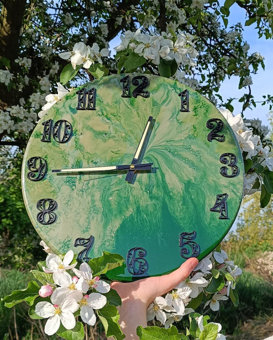 Nástěnné hodiny "Lesní vír"